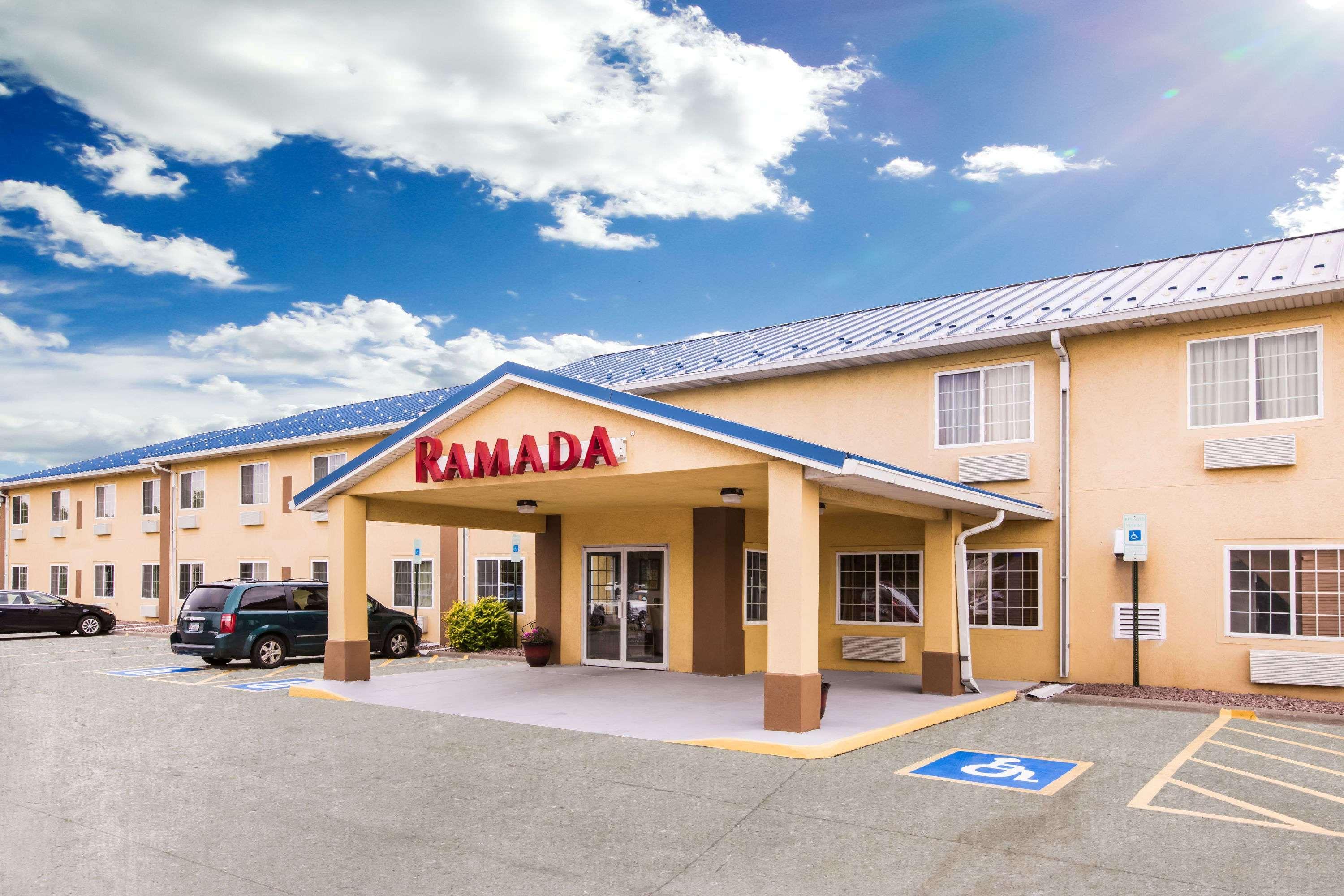 Ramada By Wyndham Сиукс Фолс Екстериор снимка